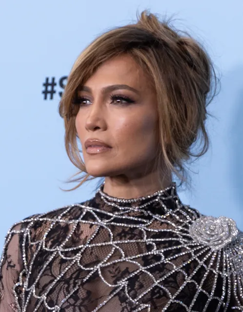 Jennifer Lopez, an example of Soft Autumn coloring