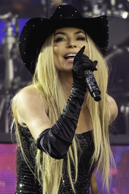 Shania Twain, an example of Bright Winter coloring